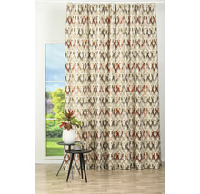 Cortină cu model geometric în fața unei ferestre