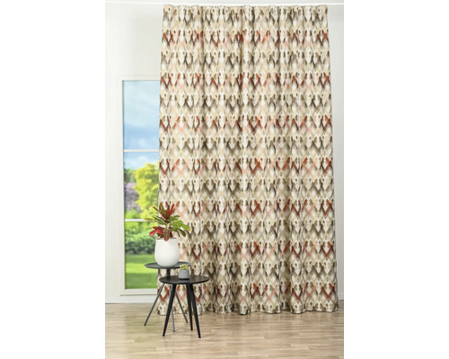 Cortină cu model geometric în fața unei ferestre