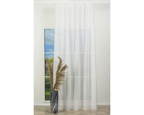 Fereastră cu perdea albă transparentă și decorațiuni într-o vază