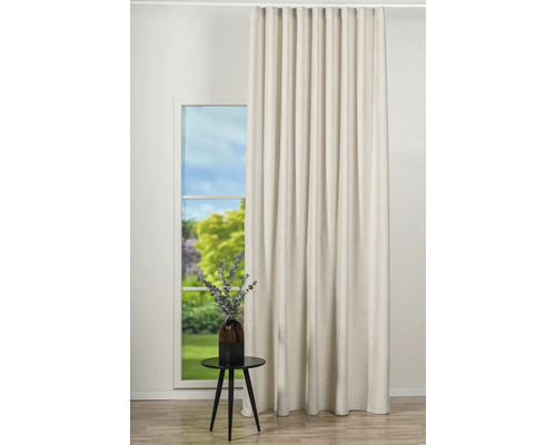 Cortină în fața unei ferestre, lângă o masă cu o vază