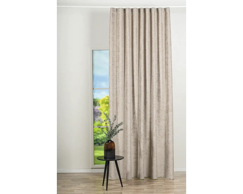 Șaluri decorative cu bandă plisată în fața unei ferestre, lângă o masă cu o vază