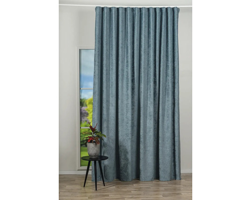 Perdea albastră în fața ferestrei cu măsuță laterală și plantă