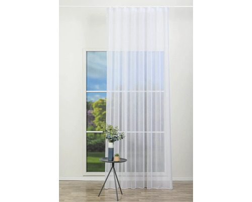 Draperie voal albă în fața ferestrei cu o măsuță