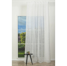 Cortină decorativă, transparentă, cu model ondulat în fața unei ferestre.