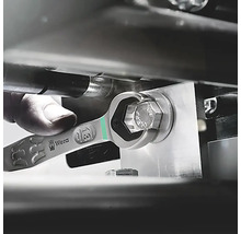 O cheie tubulară marca Wera este folosită pentru a strânge un șurub.