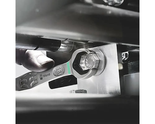 O cheie tubulară marca Wera este folosită pentru a strânge un șurub.