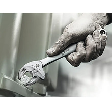 Un meseriaș folosește o cheie reglabilă Wera pentru a strânge un șurub.