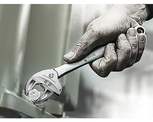 Un meseriaș folosește o cheie reglabilă Wera pentru a strânge un șurub.