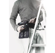 Bărbat cu set de scule Wera la curea și scară în fundal.