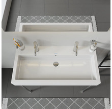 Vedere de sus a unei chiuvete duble albe cu robinete, dozator de săpun și suport pentru pahar