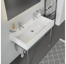 Chiuvetă albă cu cadru cromat și armături în baie