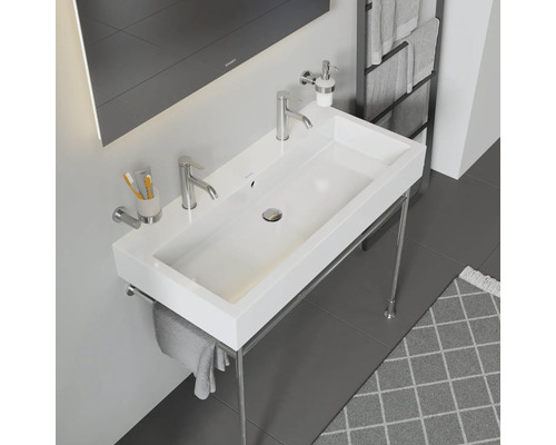 Chiuvetă albă cu cadru cromat și armături în baie