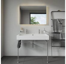 Baie modernă cu chiuvetă dublă, oglindă iluminată și suport pentru prosoape