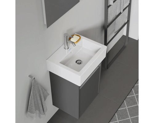 Baie cu lavoar, robinet și suport pentru prosop