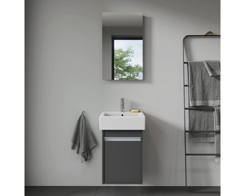 Baie cu lavoar, dulap cu oglindă și suport pentru prosoape