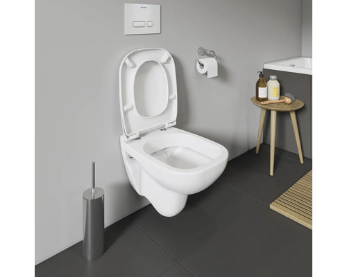 Vas de toaletă suspendat, cu spălare adâncă, cu margine de spălare deschisă și capac de toaletă într-o baie