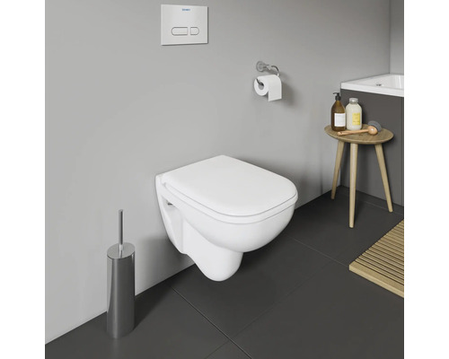 Toaletă suspendată cu panou de control și perie de toaletă într-o baie