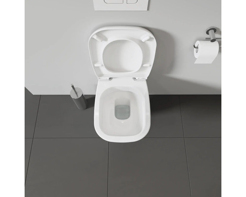 Vedere de sus a unei toalete cu capacul deschis într-o baie.