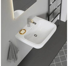 Baie modernă cu chiuvetă albă, robinet și oglindă