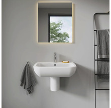 Baie modernă cu lavoar, coloană pentru lavoar și oglindă iluminată