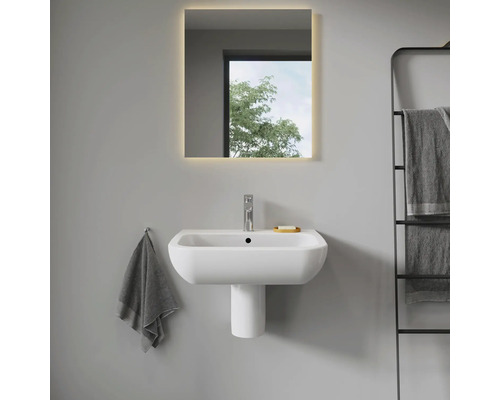 Baie modernă cu lavoar, coloană pentru lavoar și oglindă iluminată