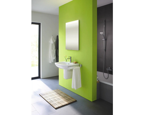 Baie luminoasă cu chiuvetă, oglindă, cadă și covoraș de podea din lemn