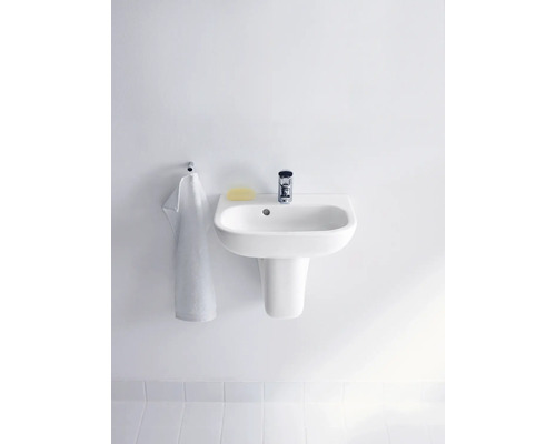 Chiuvetă cu robinet, săpun și prosop montată pe un perete