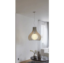 Lumină suspendată cu detalii din lemn și sursă de lumină rotundă într-un spațiu de locuit.