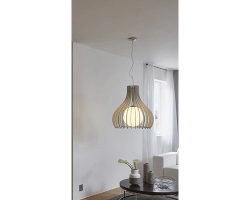Lumină suspendată cu detalii din lemn și sursă de lumină rotundă într-un spațiu de locuit.