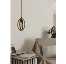 Lampa suspendată cu elemente din lemn și metal deasupra unei mese laterale