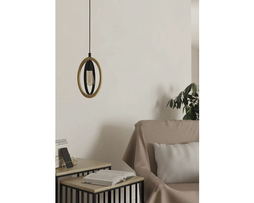 Lampa suspendată cu elemente din lemn și metal deasupra unei mese laterale