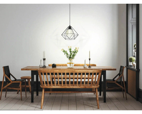 Scenă de masă cu masă din lemn, bancă și scaune sub o lampă suspendată geometrică