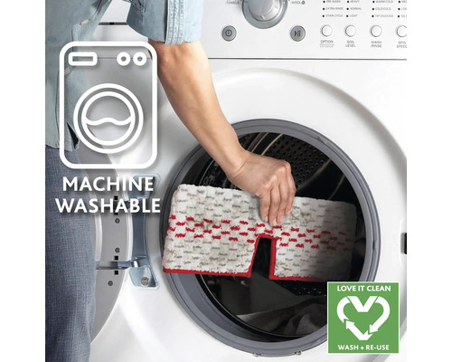 O persoană pune un mop lavabil într-o mașină de spălat.