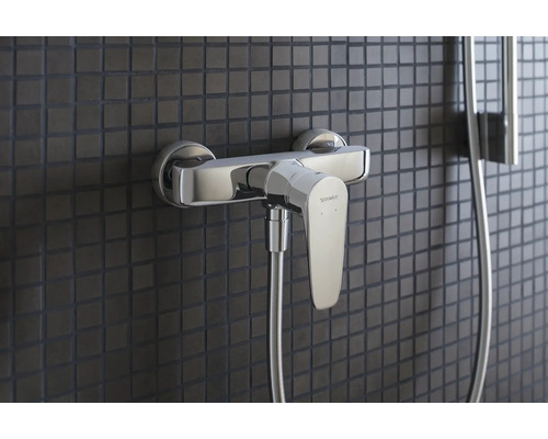 Baterie de duș aparentă din metal pe perete faianțat