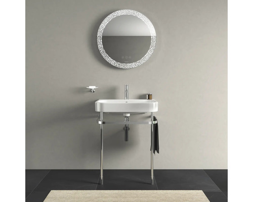 Baie modernă cu lavoar, dulap de bază cromat și oglindă iluminată