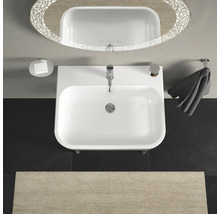 Vedere de sus a unei băi cu lavoar, oglindă și suport pentru prosoape