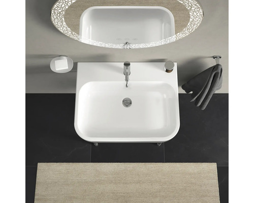 Vedere de sus a unei băi cu lavoar, oglindă și suport pentru prosoape