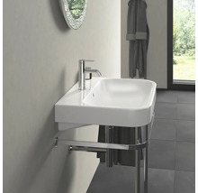 Chiuvetă cu suport pentru prosop și baterie în baie.