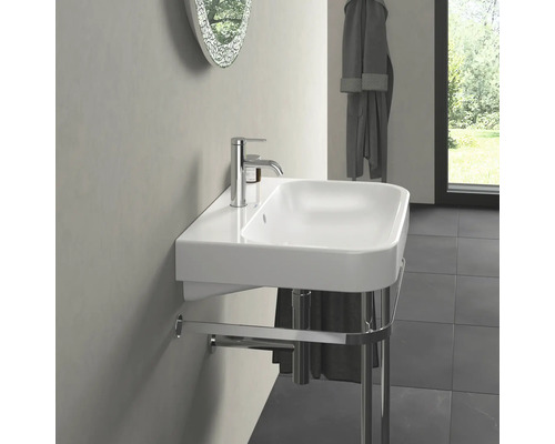 Chiuvetă cu suport pentru prosop și baterie în baie.