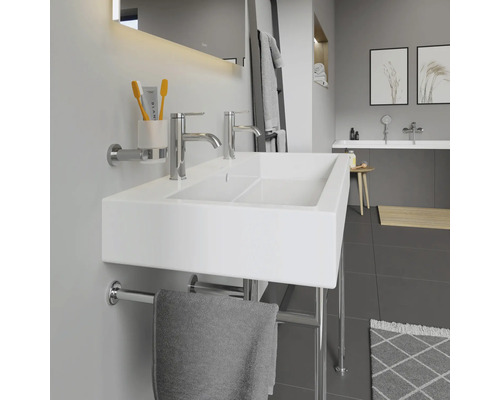 Baie modernă cu lavoar dublu alb, suport pentru prosoape și baterii