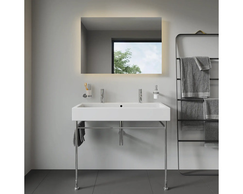 Baie modernă cu chiuvetă, oglindă cu iluminare și suport pentru prosoape