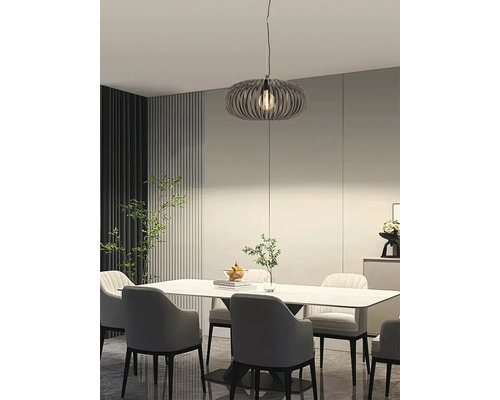 Sufragerie cu lampă suspendată și masă cu scaune