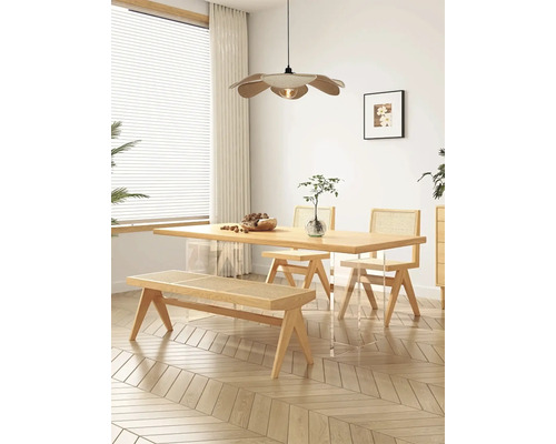 Sufragerie luminoasă cu masă, scaune, bancă și plafonieră florală