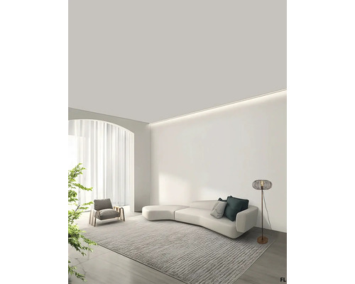 Living luminos cu canapea, fotoliu, lampadar și covor