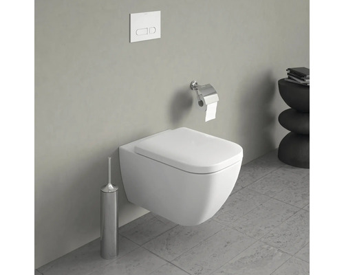 Scenă cu o toaletă suspendată, o perie de toaletă și un suport de hârtie igienică