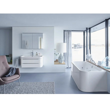 Baie luminoasă cu lavoar, dulap cu oglindă, cadă și fotoliu pentru o ambianță modernă.