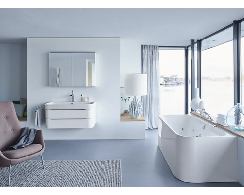 Baie luminoasă cu lavoar, dulap cu oglindă, cadă și fotoliu pentru o ambianță modernă.