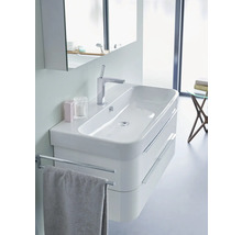 Chiuvetă de baie modernă cu baterie, suport pentru prosop și oglindă pentru un ambient stilat.