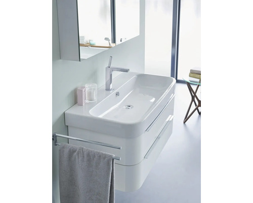 Chiuvetă de baie modernă cu baterie, suport pentru prosop și oglindă pentru un ambient stilat.