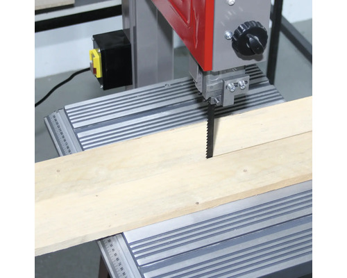 Fierăstrău cu bandă care taie o bucată de lemn